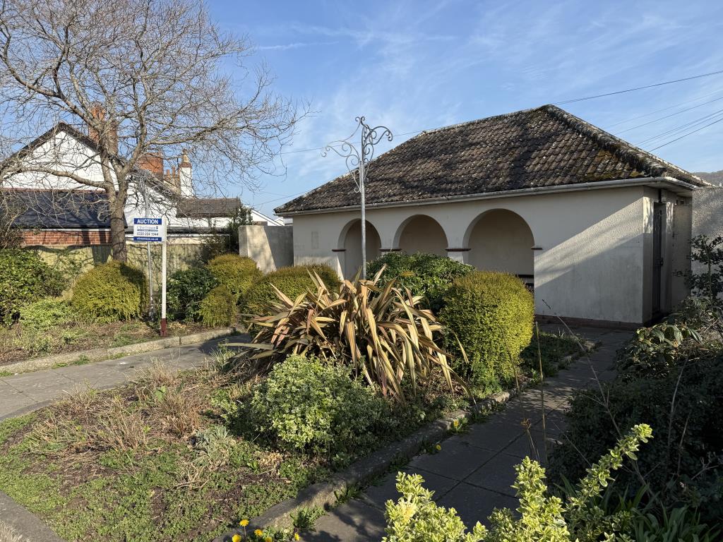 Lot: 69 - FORMER PUBLIC CONVENIENCES WITH POTENTIAL - View of the building